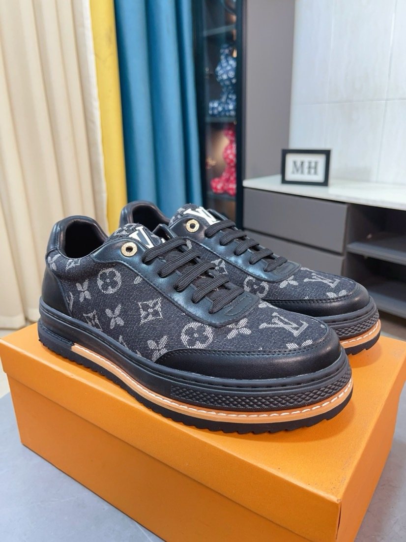 Louis Vuitton Monogram Low-Top Sneakers - Contrast Trim